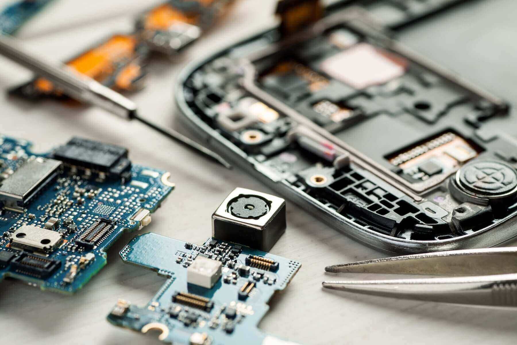 Reasons To Choose Local Cell Phone Repair Shops 1 1